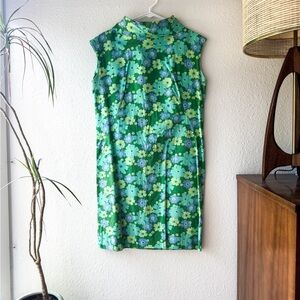 Handmade 1960s Flower Power Shift Dress with Rolled Collar and Dagger Detailing